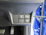 パーキングセンサーや横滑りを防ぐVSA等のスイッチ類は運転席の右側、手の届きやすい位置にあります。