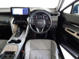 革巻きステアリングで快適な操作性の運転席です。
