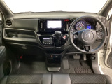 車内は光触媒抗菌消臭施工済です。インパネ周りはスタイリッシュなデザインです。グローブボックスやカップホルダーのほかにトレーなどたくさんの収納スペースが付いています。