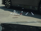 カラーヘッドアップディスプレイ付き。少ない視線移動で情報を確認できるので、運転の疲労軽減に繋がりますよ♪