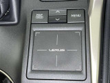 手元でナビゲーションなどの操作を可能にする「リモートタッチ」は、運転姿勢の変化を抑制し、スムーズな操作が可能です。