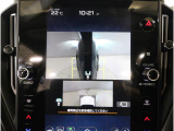 左右のサイドカメラ映像を同時に表示し、車両周囲の死角をしっかりカバー。狭い道や駐車時の接触リスクを減らし、安心して操作できる視界を確保します。