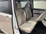 【運転席シートリフタ-】運転席の高さ調整が出来るので自分の運転しやすい高さに合わせて快適なドライブをお楽しみください♪♪