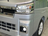 【LEDヘッドライト】悪天候や夜間走行時も良好な視界を確保し安心して運転できる高輝度LEDヘッドライトを装備!点灯速度が早く、消費電力も抑えられています。