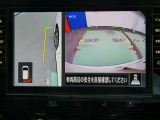 ギアを『R』に入れた後、カメラボタンを押すと、運転席から見えない左側面をナビ画面にうつしてくれるので、幅寄せや縦列駐車がし易くなります。