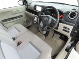 シンプルで使いやすいデザインの運転席です。