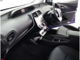 シックな色使いの運転席周りですね。すっきりとしたデザインで上品な色使いです。居心地の良い運転席長く座ってられるリラックスできるデザインがいいですね。