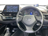 運転席まわりです。 各操作スイッチは使いやすい位置に配置されてます。