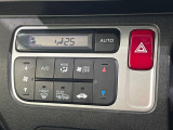 【オートエアコン】一度お好みの温度に設定すれば、車内の温度を検知し風量や温度を自動で調整。暑い&hellip;寒い&hellip;と何度もスイッチ操作をする必要はありません。快適な車内空間には必須の機能ですね♪
