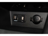 小物の収納に便利なセンタートレイには携帯等のデバイスの充電可能なUSB出力電源付です。