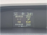 マルチインフォメーションディスプレイで、外気温、航続可能距離などをひと目で確認できます。