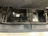 【ラゲッジアンダーボックス】ラゲッジルームのフロア下には、汚れ物や工具を収納できる便利なアンダーボックスを装備!