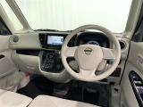 運転席まわりです。 各操作スイッチは使いやすい位置に配置されてます。