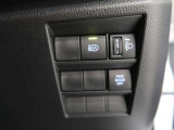 オートマチックハイビームとは、先行車や対向車のライトを認識し、ハイビームとロービームを自動で切り替える機能です。夜道の視界を確保します。