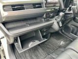 助手席側にはオープントレイ、グローブボックス収納を装備。