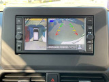 車両を上から見ているようなアラウンドビューモニターの映像をナビゲーション画面に映し出してくれるので、小さなお子様や障害物を確認できます。運転のしやすさはもちろん、事故防止にも役立ちます!