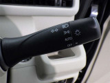 【オートライト】車外の明るさに応じて、自動的にライトの点灯・消灯をしてくれます。