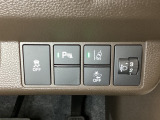 ハンドルの右側にはヘットライトリベライザーとHondaセンシング用のメインスイッチがついています。ヘッドライトリベライザーは道路状況や積荷の加重に応じてライトの高さを調節できます。