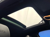 ●サンルーフ:開放感たっぷりの希少装備、サンルーフが装着されています!車内に明かりを取り入れたり景色を楽しむ以外にも、車内の空気も簡単に換気できて快適です!