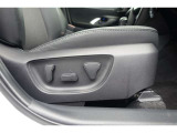 運転席にはパワーシートが付いております。パワーシートは指先1つで操作出来るためチカラの弱い女性の方でもシートに座ったまま操作出来ます♪