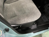 痛みの出やすい運転席シートの角、フロアマット、座面、ともに良好です