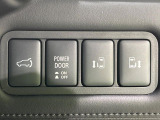 【パワーバックドア】スマートキーや運転席のボタンを押すだけでリアゲートが自動で開閉します!荷物を持っている時や、高い位置にあるバックドアを閉める際に便利な機能です♪