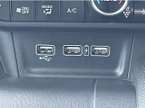 充電用USB接続口が2口オーディオ連携用が1口 装備されています。