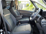 運転席・助手席にアームレスト付いてます。