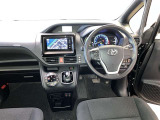運転席周りのレイアウトをご覧ください。ナビゲーションが綺麗に装着されすっきり収まってますね!