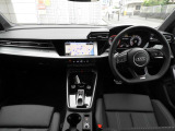 安全で快適な運転をサポートするアウディバーチャルコックピット。多機能でありながら優れた操作性で、シンプルで美しいインテリアデザインに溶け込んでいます。