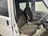 前席のフロアに障害物がなく足元に広いスペースを確保。運転席、助手席間を自由に移動できるので、ドライバーが助手席ドアから乗り降りする際にも、スムースに移動できます!