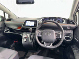 運転席まわりです。 各操作スイッチは使いやすい位置に配置されてます。