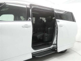 【両側パワースライドドア】両側パワースライドドア付きだから、狭い駐車スペースなどでの 乗り降りラクラク!小さなお子さまのいるご家庭には嬉しい装備。