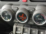 【オートエアコン】一度お好みの温度に設定すれば、車内の温度を検知し風量や温度を自動で調整。暑い&hellip;寒い&hellip;と何度もスイッチ操作をする必要はありません。快適な車内空間には必須の機能ですね♪