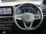 Volkswagen全車共通の上質な本革を使用した手触りのしっとりとしたステアリングです。唯一素肌が触れるハンドルは上位モデルと同じ握り心地になっております。