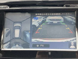 アラウンドビューモニターです。4つのカメラからの映像を合成・処理することで空から見下ろすような視点で周囲を確認でき、駐車時のクルマの位置確認がスムーズになります。