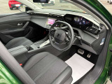 運転席周辺は、プジョー独自の設計思想が生み出した『i-Cockpit』