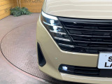 【LEDヘッドライト】悪天候や夜間走行時も良好な視界を確保し安心して運転できる高輝度LEDヘッドライトを装備!点灯速度が早く、消費電力も抑えられています。