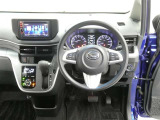 運転席からの視界はこんな感じです☆お気軽にご来店いただき、実際に座って是非お確かめください。ドライバーに寄り添う快適な操作フィールをもたらすステアリングです。