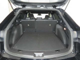 便利な6:4分割可倒式シートです。収納と乗車人数のバランスに優れています♪荷物の大きさに応じたラゲージスペースをフレキシブルに作り出せるので、シーンに応じた使い方ができます♪