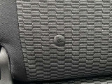 シートベルトを使わずチャイルドシートとクルマの固定金具を連結するだけのカンタンでガッチリ固定できるISOFIXがございます