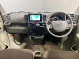 前席のフロアに障害物がなく足元に広いスペースを確保。運転席、助手席間を自由に移動できるので、ドライバーが助手席ドアから乗り降りする際にも、スムースに移動できます!