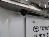 バックモニター付なので後退時に後方が見えるので安心。 車は構造上、死角がたくさんなので万が一を考えると必須ですね。 あくまで補助の為の装備、バックは目視で確認する事が重要ですよ。