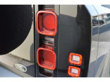 DEFENDERの特徴的なテールランプは、丸みを帯びた長方形の中に、LEDのリング状またはスクエア状のライトが配置されており、非常に立体的(彫刻的)な形状をしています。