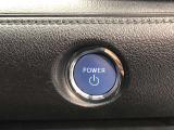 エンジンスタートスイッチです。キーが車内にあれば、エンジンの始動や停止はスイッチを押すだけ!キーを取り出す手間を省き、ワンプッシュで操作できるので簡単でスムーズです。