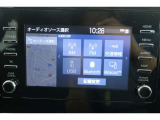 【ディスプレイオーディオ】スマホをクルマとつなぐだけで、おなじみのアプリをディスプレイオーディオ上で気軽に使えるようになります。ハンズフリー通話や各種機能を音声操作できるので、運転中でも安心♪