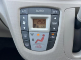 【オートエアコン】一度お好みの温度に設定すれば、車内の温度を検知し風量や温度を自動で調整。暑い&hellip;寒い&hellip;と何度もスイッチ操作をする必要はありません。快適な車内空間には必須の機能ですね♪