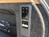 リアゲート内からエアサスペンションの車高調整、リアシートの分割可倒をスイッチ一つで行うことができます。