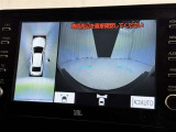 パノラミックビューモニターを装備。駐車場や交差点でクルマを真上から見るように周囲を確認できます。機能の詳細は販売店スタッフまでおたずねください。
