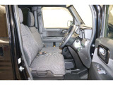 操作性に優れた運転席となります!小物入れや各ボタンの配置にこだわり、使いやすいです!座り心地もよく視認性も良好なのでロングドライブもお任せ下さい!
